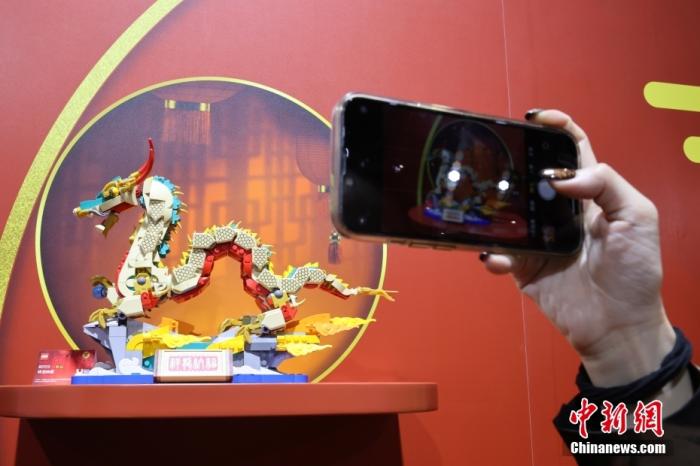 第六屆中國國際進口博覽會舉行，消費品展區展出以生肖龍為題材的中國元素產品。<a target='_blank' href='/'><p  align=