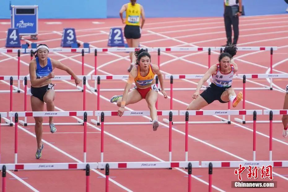 第一屆全國學(xué)生(青年)運動會田徑女子大學(xué)乙組100米欄決賽中，吳艷妮輕松奪冠。圖為吳艷妮在比賽中。陳冠言 攝