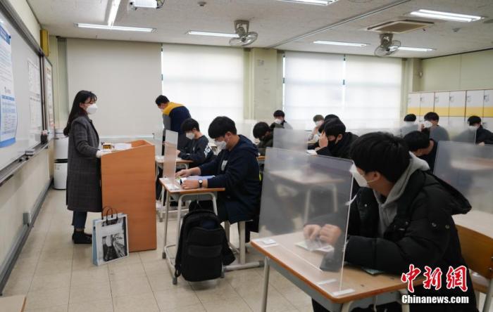 12月3日，延遲近一個月的韓國高考舉行。據韓國教育部消息，今年考生約49.34萬人，創歷史最低紀錄。圖為在首爾某考點內，考桌上設有隔板。