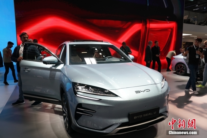 2023年德國(guó)國(guó)際汽車及智慧出行博覽會(huì)(IAA mobility)(亦簡(jiǎn)稱慕尼黑國(guó)際車展)將于9月5日正式開幕。在9月4日舉行的媒體日，記者看到諸品牌紛紛攜“拳頭”產(chǎn)品亮相。圖為當(dāng)日比亞迪SEAL U在歐洲首秀。<a target='_blank' href='/'><p  align=