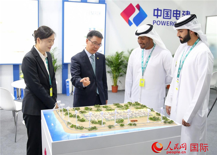 訪客在中國電建展臺參觀風電項目沙盤。人民網 塔里克·易卜拉欣攝