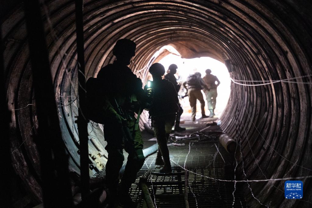這張以色列國防軍12月17日發(fā)布的照片顯示，以軍地面部隊(duì)在加沙地帶發(fā)現(xiàn)一處大型地下隧道。新華社發(fā)