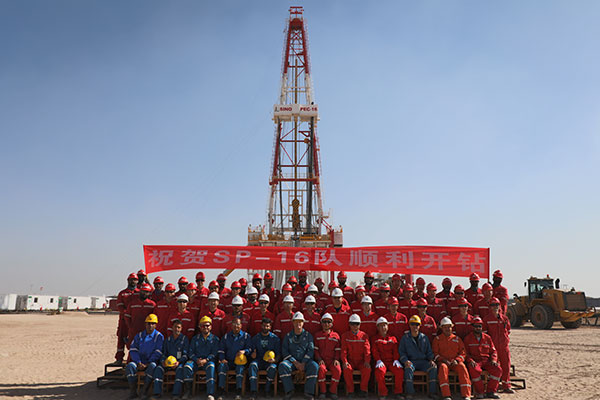 12月25日，中石化國(guó)工科威特分公司SINOPEC-16隊(duì)在科威特北部油區(qū)順利開鉆。中石化供圖