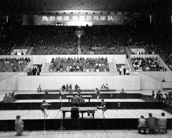 圖為1971年4月13日，中華全國體育總會舉行歡迎儀式，歡迎前來中國進行訪問的美國乒乓球代表團。中美兩國乒乓球運動員在北京首都體育館進行了友誼比賽。新華社發