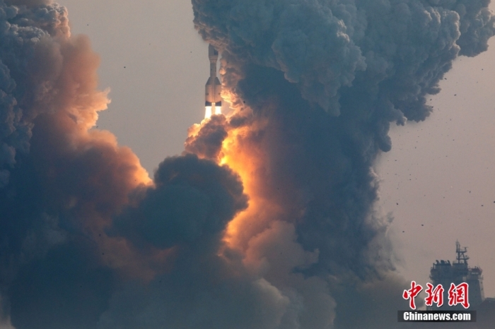 北京時間1月11日13時30分，引力一號遙一運載火箭由太原衛(wèi)星發(fā)射中心在山東海陽附近海域點火升空，將云遙一號18～20星3顆衛(wèi)星送入預(yù)定軌道，飛行試驗任務(wù)獲得圓滿成功。這是引力一號火箭首次飛行，創(chuàng)造全球最大固體運載火箭、中國運力最大民商火箭紀錄。圖/太原衛(wèi)星發(fā)射中心