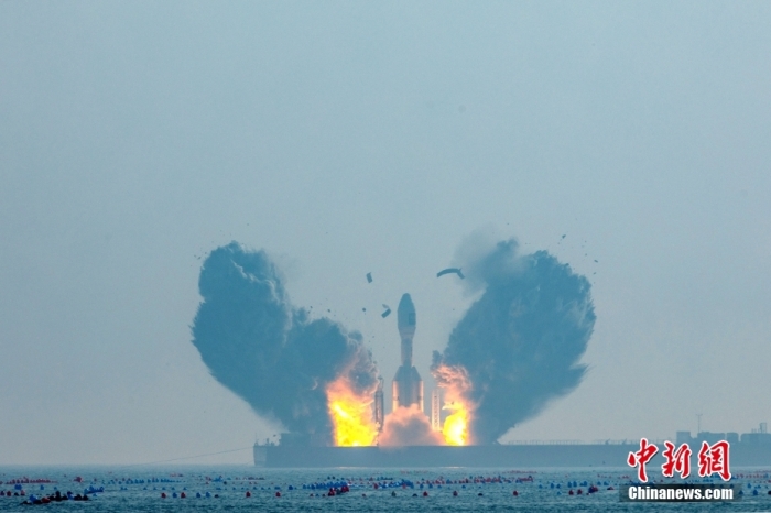 北京時間1月11日13時30分，引力一號遙一運載火箭由太原衛(wèi)星發(fā)射中心在山東海陽附近海域點火升空，將云遙一號18～20星3顆衛(wèi)星送入預(yù)定軌道，飛行試驗任務(wù)獲得圓滿成功。這是引力一號火箭首次飛行，創(chuàng)造全球最大固體運載火箭、中國運力最大民商火箭紀錄。圖/太原衛(wèi)星發(fā)射中心