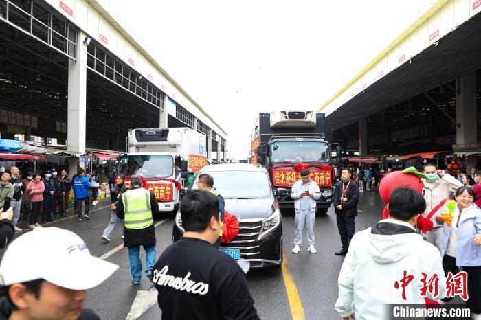 運(yùn)載蔓越莓車隊(duì)前，不少民眾正在圍觀打卡。 王偉臣 攝