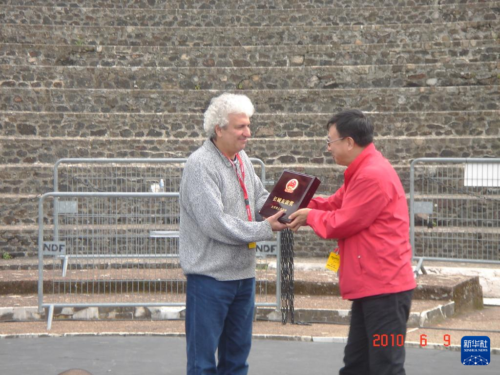 這是2010年帕特里克·索米耶（圖左）獲頒北京市人民政府授予的“長城友誼獎(jiǎng)”時(shí)的資料照片。新華社發(fā)（受訪對(duì)象供圖）