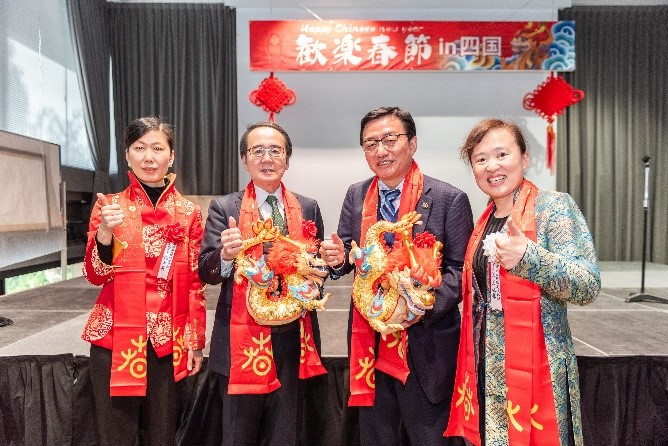 向池田知事、大西市長(zhǎng)贈(zèng)送“歡樂春節(jié)“吉祥龍。從左到右為魏有美副總領(lǐng)事、池田豊人知事、大西秀人市長(zhǎng)、馬曉琛主任。中國駐大阪旅游辦事處供圖