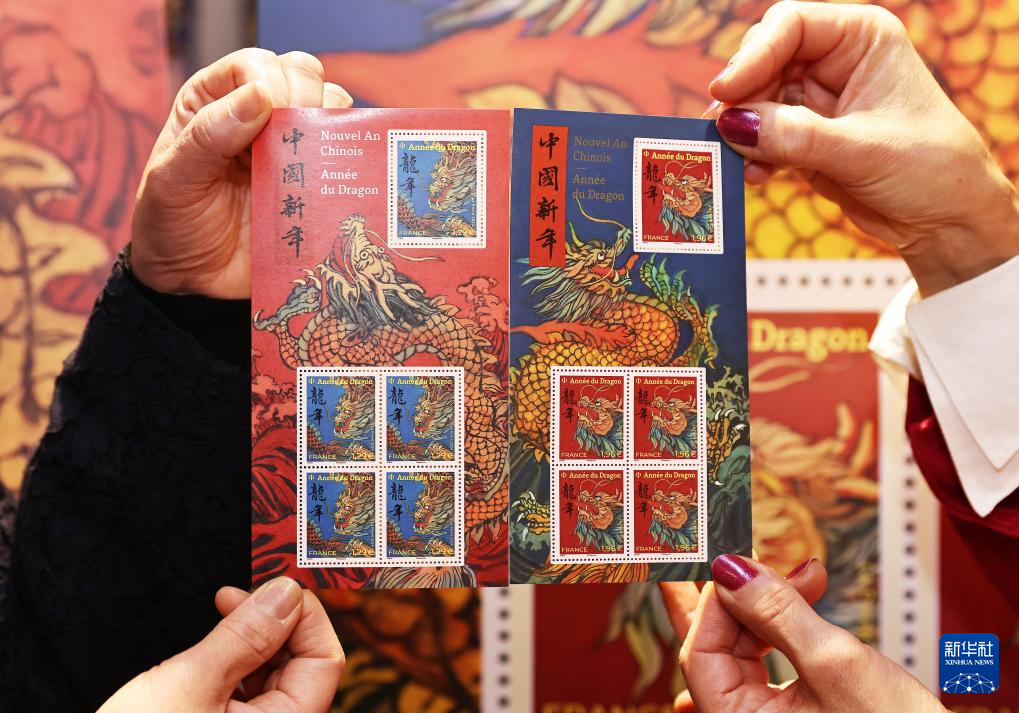 這是1月26日在法國巴黎拍攝的龍年生肖紀(jì)念郵票。新華社記者 高靜 攝