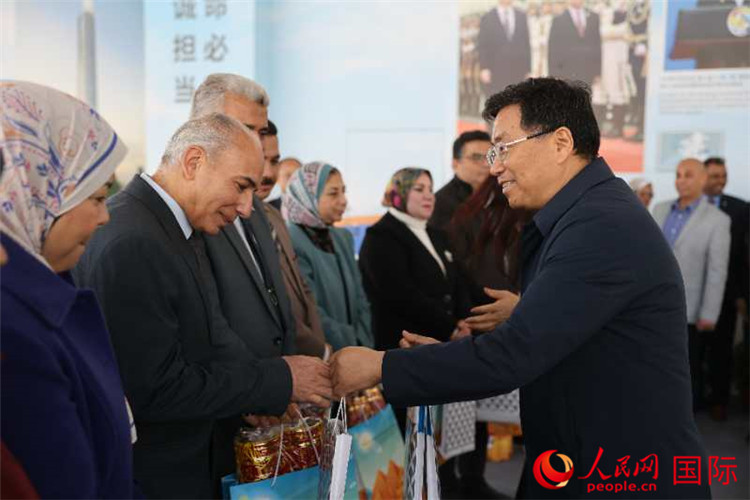中建埃及分公司董事長常偉才為埃及師生發放新年禮包。人民網記者 黃培昭攝