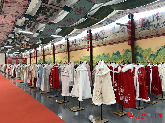 1月24日，在山東省菏澤市曹縣大集鎮(zhèn)穿越大唐漢服云倉(cāng)直播基地展廳里擺放的漢服。 人民網(wǎng) 周琳佳攝