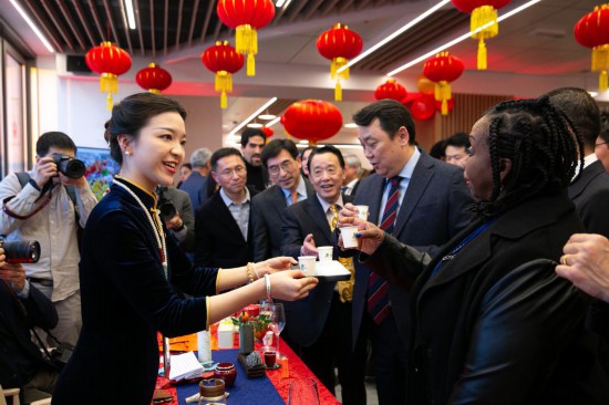 2月2日，人們在位于意大利羅馬的聯合國糧農組織總部體驗中國茶藝。新華社記者李京攝