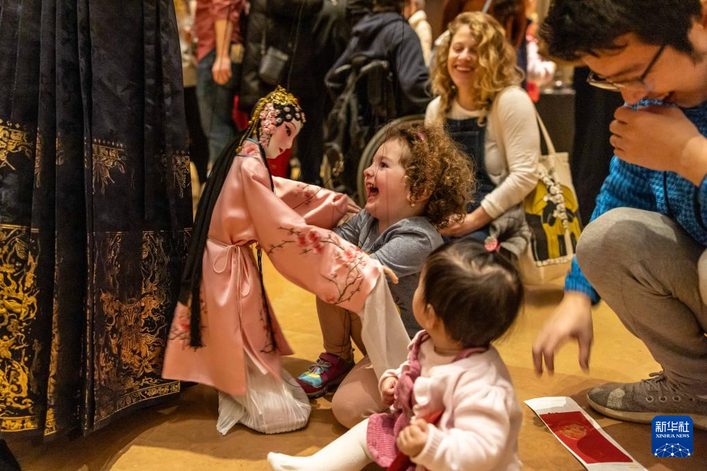 2月11日，孩子們在美國費城藝術博物館舉行的龍年迎新春活動上體驗木偶戲。新華社發（周煥新攝）