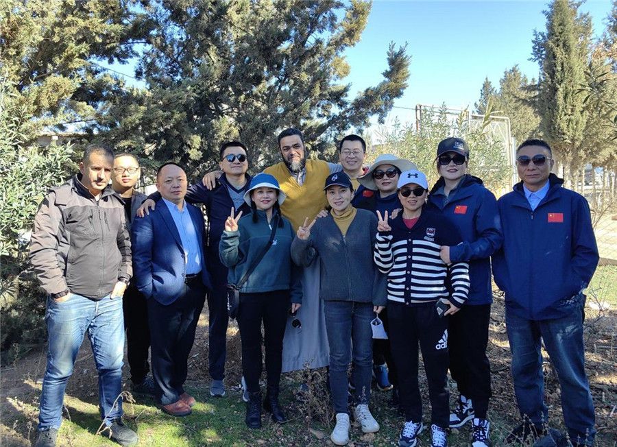 中國醫生們與穆罕默德一家人合影留念。中國第28批援阿爾及利亞醫療隊塞地夫分隊供圖