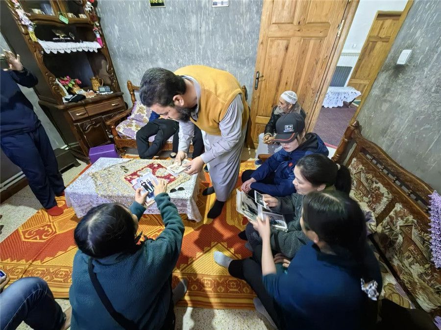 穆罕默德醫生講述與中國醫生結緣的老照片。中國第28批援阿爾及利亞醫療隊塞地夫分隊供圖