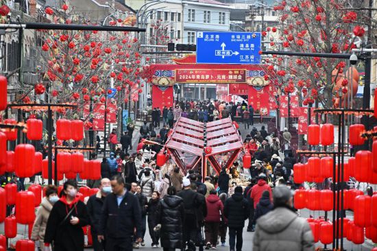 2024年2月18日，游客在2024年青島蘿卜·元宵·糖球會上消費、游玩。新華社記者李紫恒攝