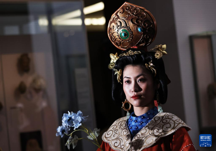 3月13日，在位于法國巴黎的吉美國立亞洲藝術博物館，模特展示敦煌復原服飾。新華社記者 高靜 攝