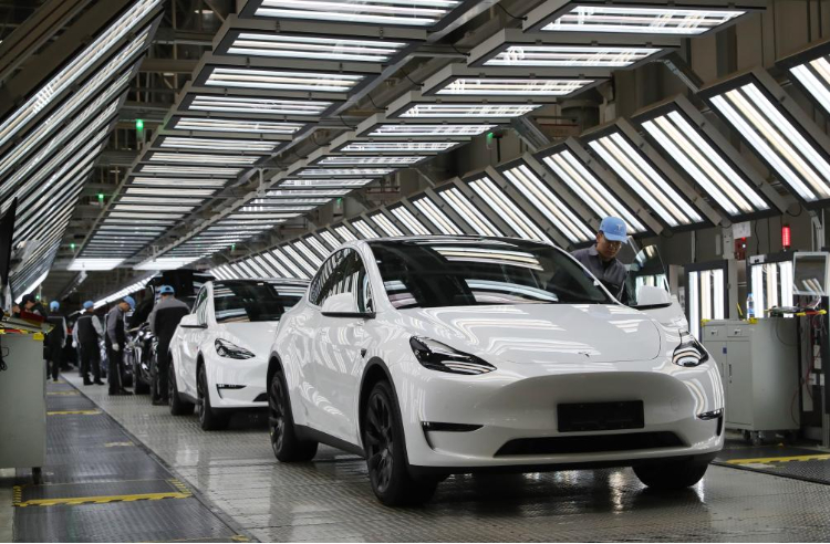 2023年12月22日，在特斯拉上海超級工廠內，工人在對出廠前的車輛進行漆面及門窗檢測。新華社記者 方喆 攝