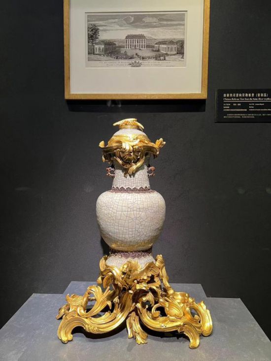 青釉香水瓶，瓷瓶頂部、口沿、底座均裝飾洛可可風(fēng)格銅鍍金飾件。新華社記者徐壯 攝
