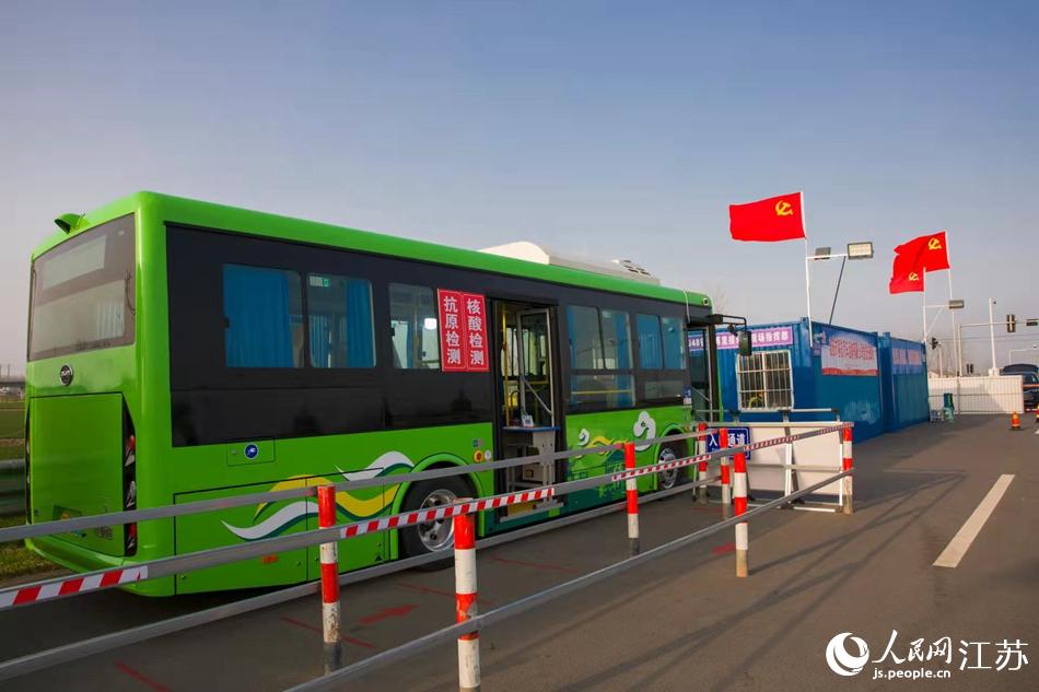 淮安市客總汽車運輸有限公司調集兩部車況最佳“核酸采樣流動車”，組建黨員“先鋒崗”。紀星名攝