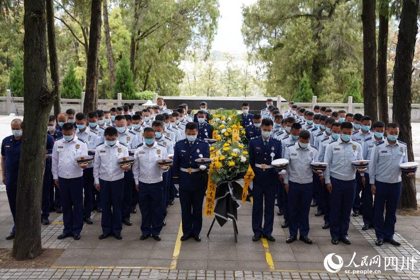 涼山州森林消防支隊(duì)駐西昌全體消防救援人員一同前往西昌市烈士陵園舉行紀(jì)念活動(dòng)。樊文淵攝