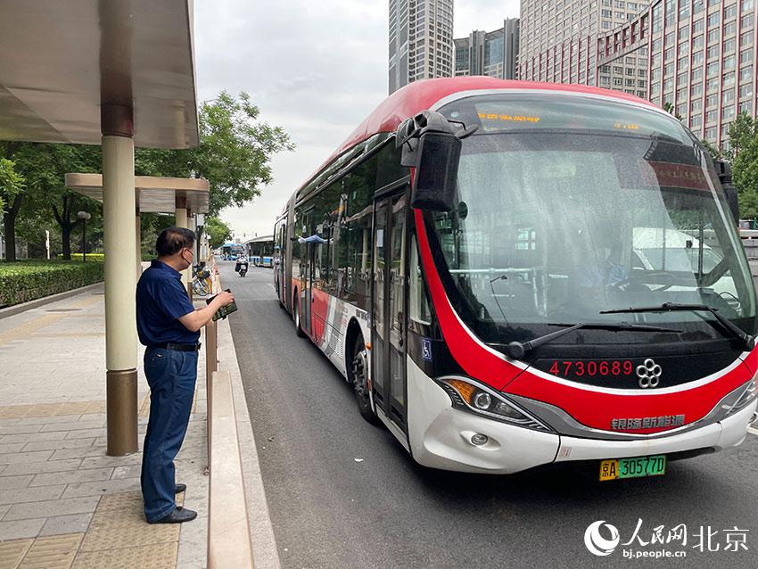 北京1路公交車駛進(jìn)八王墳西站，此前各路公交經(jīng)過該站時均甩站通過，今起該站回復(fù)正常上下客。人民網(wǎng) 尹星云攝