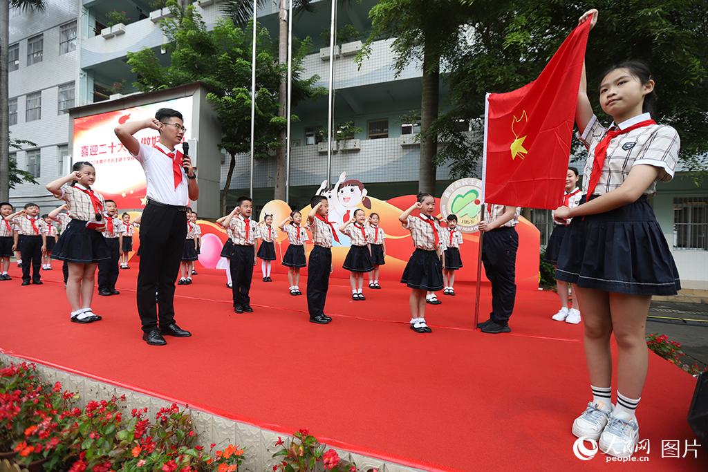 5月31日，在廣西壯族自治區南寧市民主路小學，學校大隊輔導員帶領少先隊員呼號。人民網記者 嚴立政攝