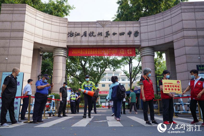 6月7日，考生陸續抵達杭州第十四中學（鳳起校區）考點。人民網 郭揚攝