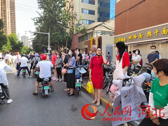 石家莊外國語學校考點外送考的家長。人民網 祝龍超攝