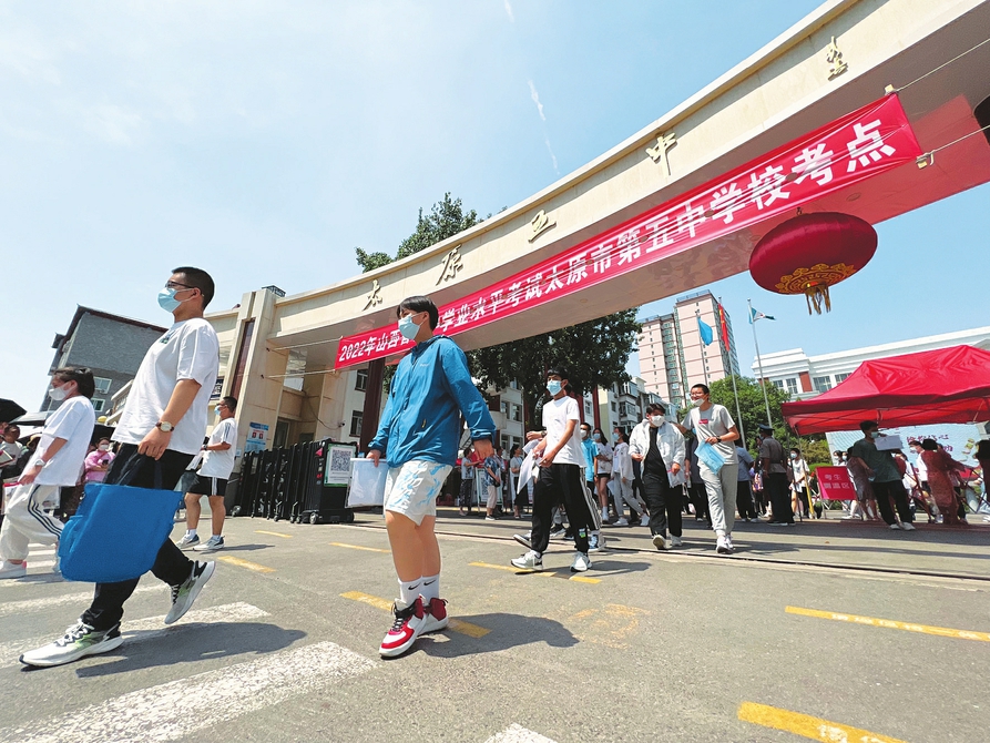 六月二十日，中考太原五中考點(diǎn)，完成首門考試的考生滿懷信心走出考場(chǎng)。記者李兆民攝