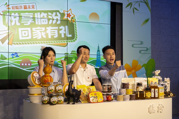 6月3日下午，在臨汾原產(chǎn)地商品體驗(yàn)店，曲沃縣副縣長樊奇選對當(dāng)?shù)氐霓r(nóng)特產(chǎn)品、旅游景點(diǎn)進(jìn)行了推介代言。鄭遠(yuǎn)飛攝