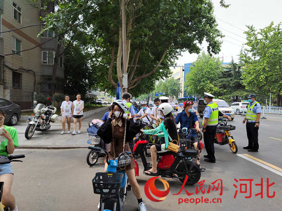 石家莊交警在查處非機動車違章。人民網祝龍超攝