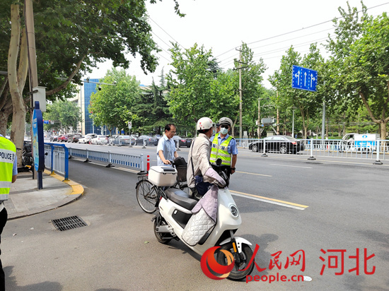 石家莊交警在查處非機動車違章。人民網祝龍超攝