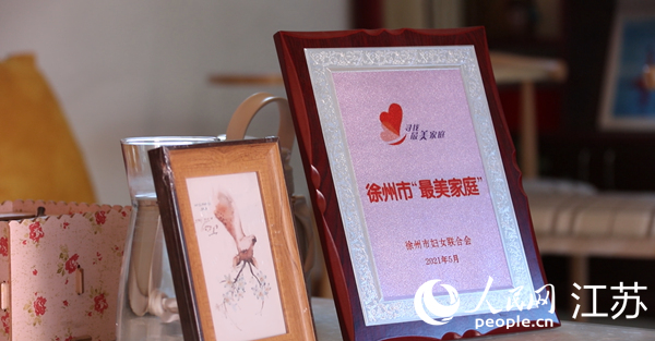 王繼蓮家庭獲得的部分榮譽。人民網(wǎng) 冷金明攝