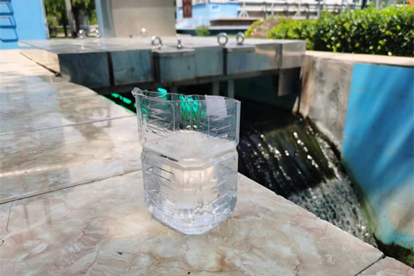 在邯鄲市雞澤縣藍(lán)天污水處理廠，污水經(jīng)過(guò)處理后清澈透明。鄭佳欣攝