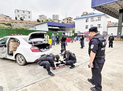 圖為民警對(duì)重點(diǎn)車輛是否攜帶毒品進(jìn)行檢查。省禁毒委供圖