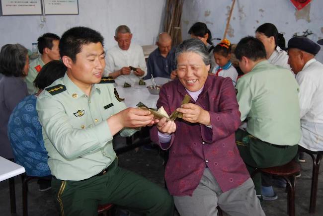 趙德恒與孤寡老人共度端午佳節 。 濱州市公安局海岸警察支隊岔尖派出所供圖