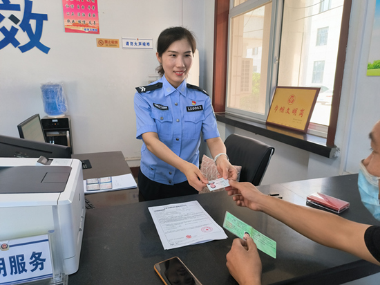 張靜正在為群眾辦理業務。 趙凱攝