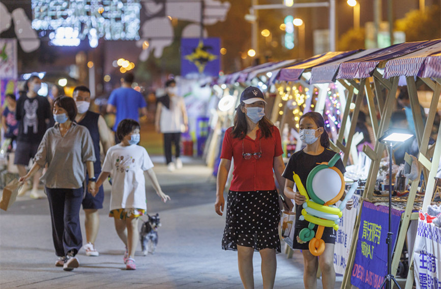 青年無限宇宙潮動(dòng)市集匯聚眾多文創(chuàng)產(chǎn)品，豐富市民夜生活。王英浩攝