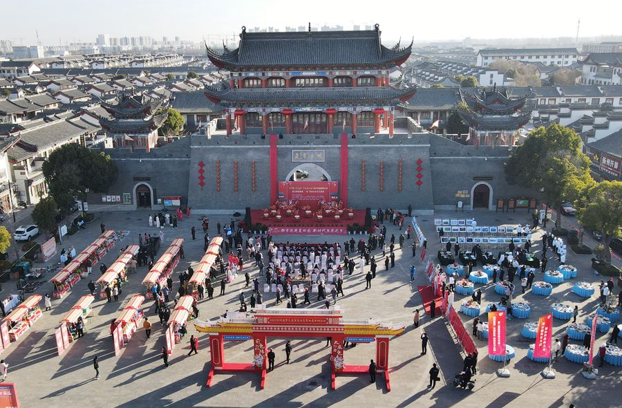 城門掛春聯，金湖沖刺“開門紅”。陳義寶攝