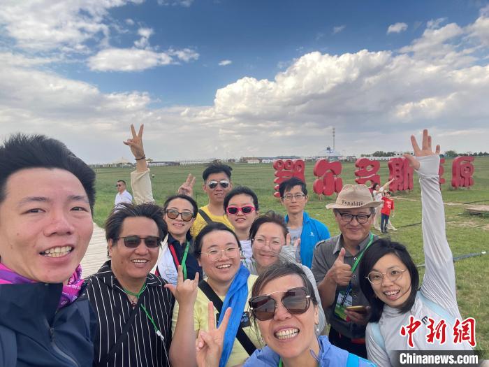 圖為臺胞在鄂爾多斯草原合影?！∪~冠賢 攝