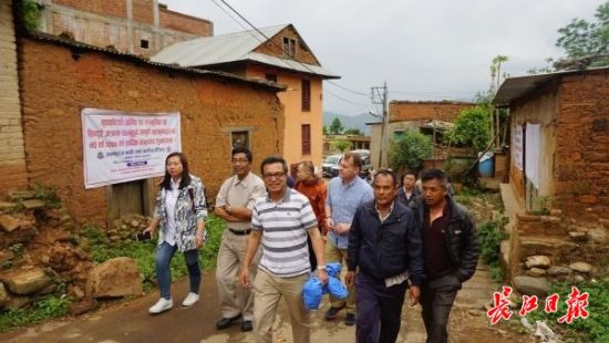 在尼泊爾，武漢市土地利用和城市空間規劃研究中心設計團隊現場踏勘。(武漢市土地利用和城市空間規劃研究中心 供圖)