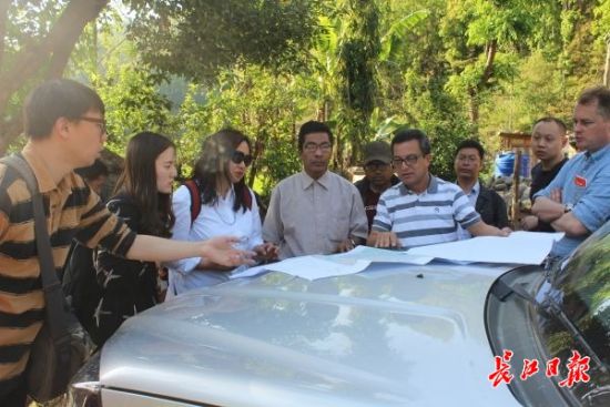 在尼泊爾，武漢市土地利用和城市空間規劃研究中心設計團隊現場踏勘。(武漢市土地利用和城市空間規劃研究中心 供圖)