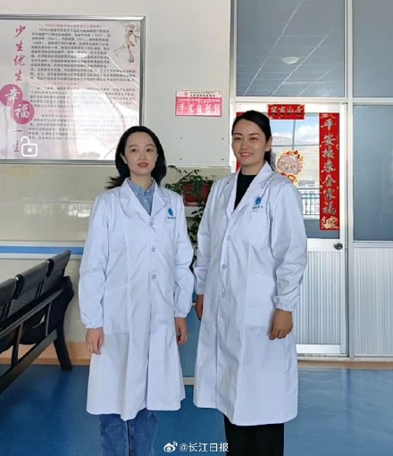 “有醫(yī)生嗎？有人暈倒了！”武漢協(xié)和醫(yī)院援藏醫(yī)療隊(duì)員聽(tīng)到呼救就沖了上去