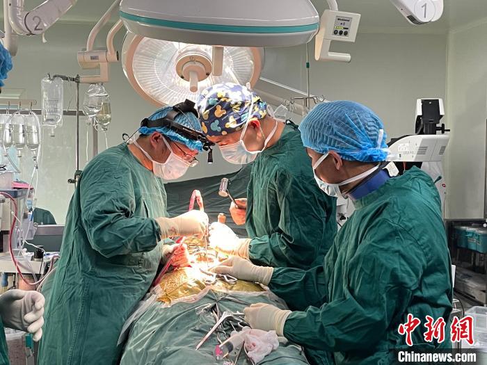 圖為在北京援藏醫療隊專家指導下，多項新技術使用到脊柱疾病的手術中。(資料圖) 拉薩市人民醫院脊柱外科供圖