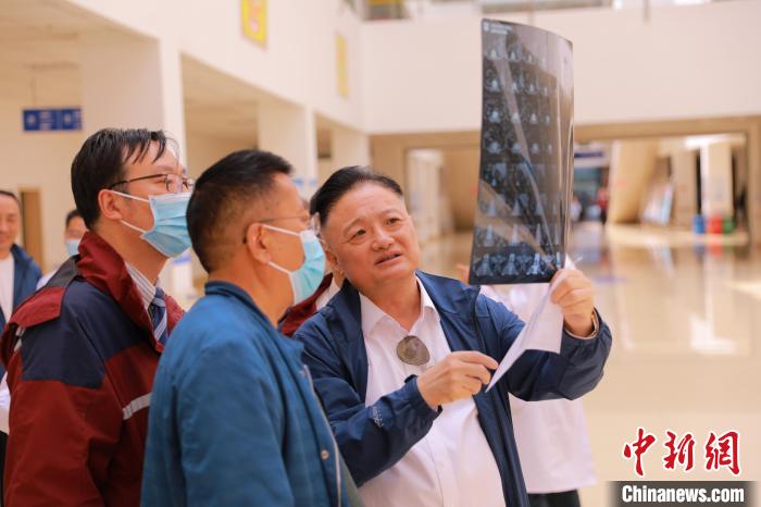 上海專家們采用“一對一”指導(dǎo)等方式，帶動日喀則市人民醫(yī)院科室、醫(yī)生業(yè)務(wù)水平的提升。　上海交大醫(yī)學(xué)院供圖