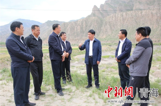 圖為黃南州有關領導現(xiàn)場踏勘、督導生態(tài)環(huán)保責任落實情況現(xiàn)場。黃宣攝
