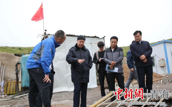 圖為黃南州有關領導現場踏勘、督導生態環保責任落實情況現場。黃宣攝