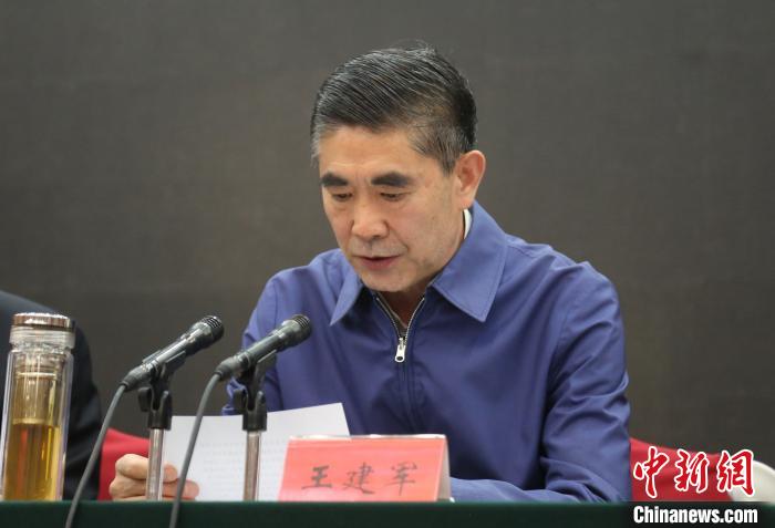 圖為青海省委書記王建軍出席會(huì)議并作講話。　張?zhí)砀?攝